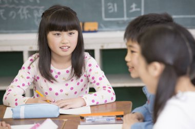 Sınıftaki Asyalı çocukların portresini kapat.