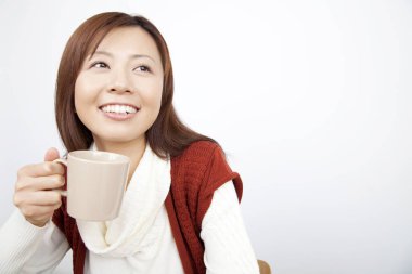 Masasında sıcak kahve olan kadın. 