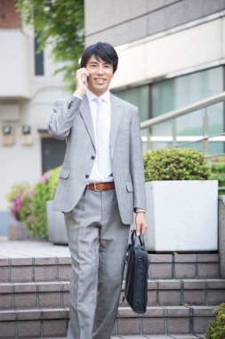 Akıllı telefon kullanarak Asyalı işadamını kapatın.