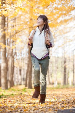 Parktaki genç kadın.