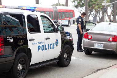 Polis arabası ve polis memuru, Santa Monica, California, ABD