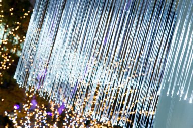 güzel bokeh ağacı ışıkları ve koyu arkaplan üzerinde mavi parlak çizgiler