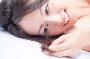 Genç Asyalı kadın yatakta döşeme