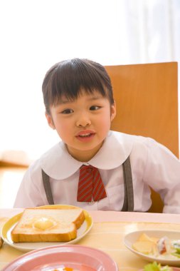 Asyalı kızın kahvaltısını kapat.