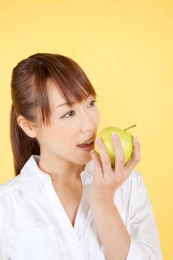 Elinde elma tutan kadın.