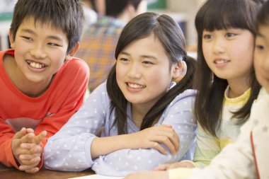 Ders sırasında Asyalı öğrenciler, öğrencilerle dolu bir sınıf. 