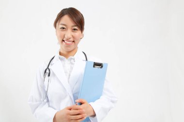 Genç Asyalı gülümseyen kadın doktor