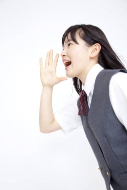 Okul üniformalı Japon ortaokul kızı çığlık atıyor.