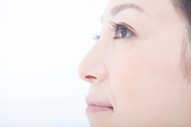 Genç ve güzel Asyalı bir kadının portresi.