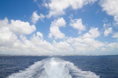 dalgalı deniz suyu yüzeyi 