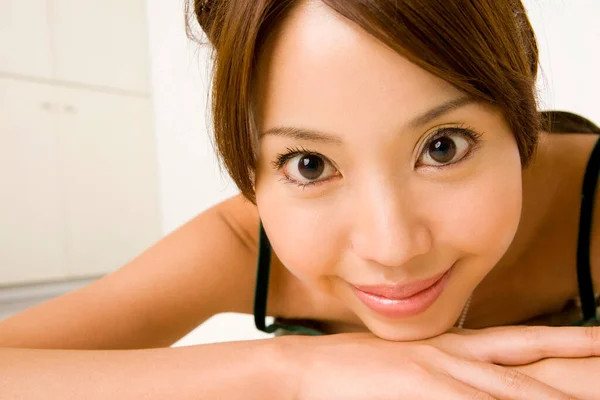 Bela Jovem Asiático Mulher Sorrindo Para Câmera — Fotografia de Stock