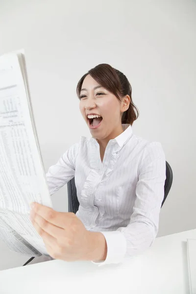 Jovem Mulher Asiática Trabalhando Escritório — Fotografia de Stock