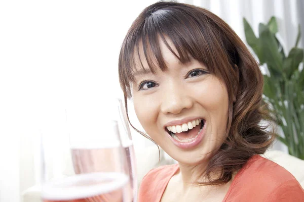 Vacker Ung Asiatisk Kvinna Som Håller Champagneglas Och Ler Mot — Stockfoto