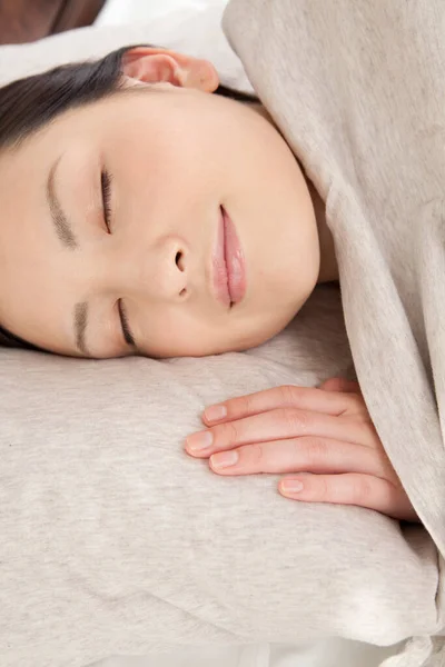 Όμορφη Νεαρή Ασιάτισσα Κοιμάται Στο Κρεβάτι Στο Σπίτι — Φωτογραφία Αρχείου