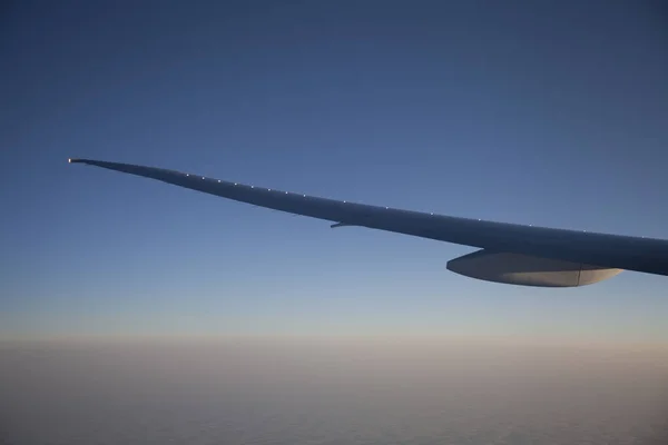 飛行機の翼が空に 飛行中の飛行機 旅行と冒険のコンセプト — ストック写真