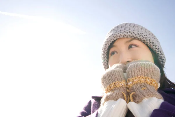 Mulher Asiática Desfrutando Inverno — Fotografia de Stock