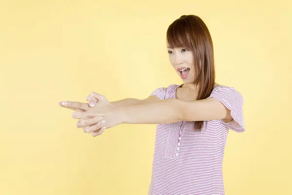 Молодая Красивая Азиатская Женщина Показывает Пистолет Жест Изолированном Фоне — стоковое фото