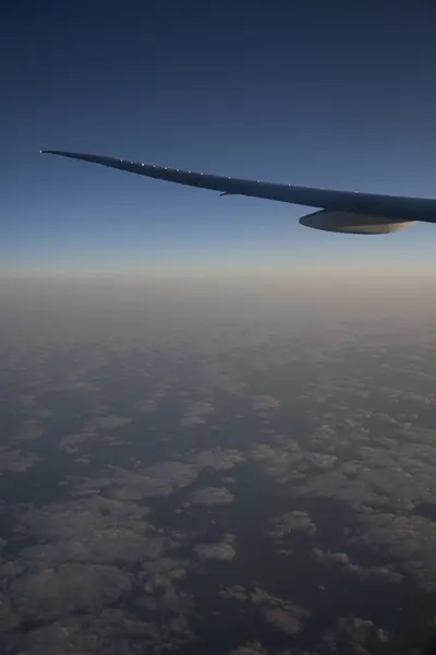 Крило Літака Небі Літак Під Час Польоту Концепція Подорожей Пригод — стокове фото