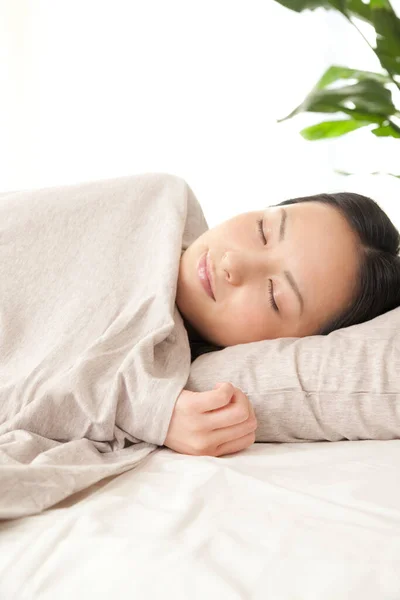 Wanita Asia Muda Yang Cantik Tidur Tempat Tidur Rumah — Stok Foto