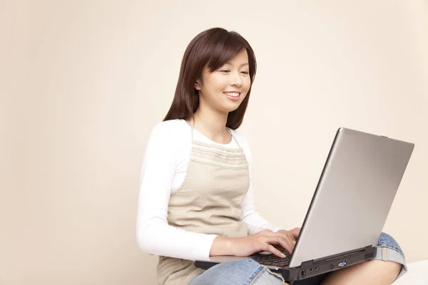 Genç Bir Kadın Yerde Oturuyor Laptopunu Kullanıyor — Stok fotoğraf