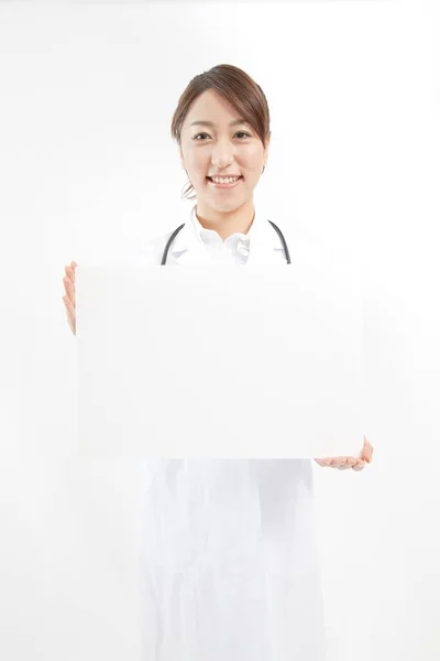 Junge Asiatische Lächelnde Ärztin — Stockfoto