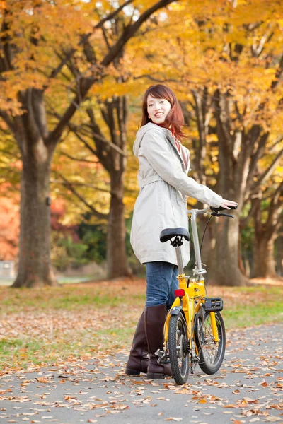 Joven Asiático Mujer Con Bicicleta Otoño Parque — Foto de Stock