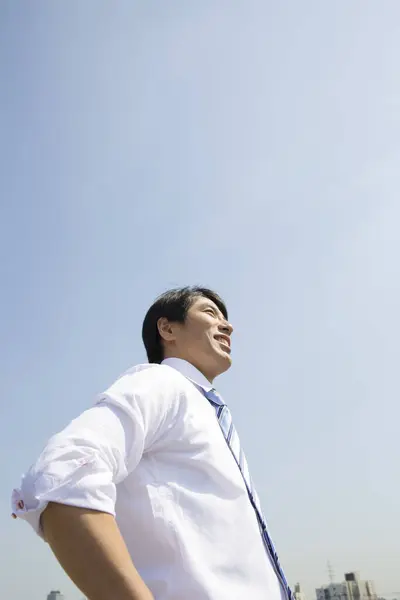 Πορτρέτο Του Αισιόδοξου Ιάπωνα Επιχειρηματία Ενάντια Μπλε Ουρανό — Φωτογραφία Αρχείου