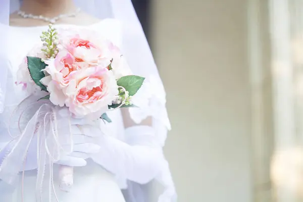 Buquê Casamento Nas Mãos Uma Noiva — Fotografia de Stock