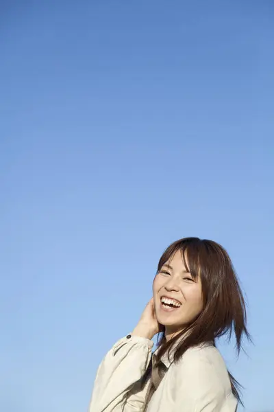Portret Pięknej Japonki Tle Błękitnego Nieba — Zdjęcie stockowe