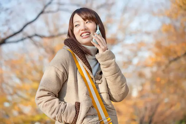 Asiatische Frau Mit Handy — Stockfoto