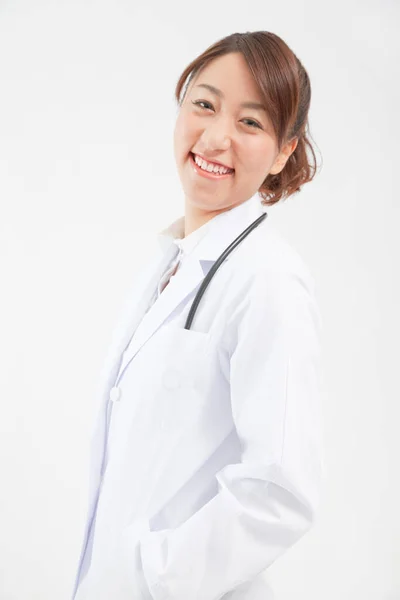 Młody Azjatycki Uśmiech Kobieta Lekarz — Zdjęcie stockowe