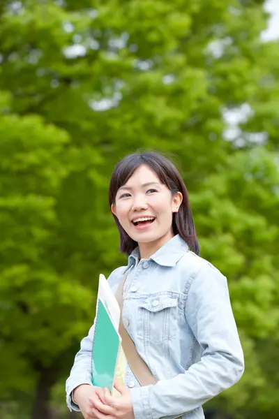Asiático Mujer Estudiante Parque — Foto de Stock