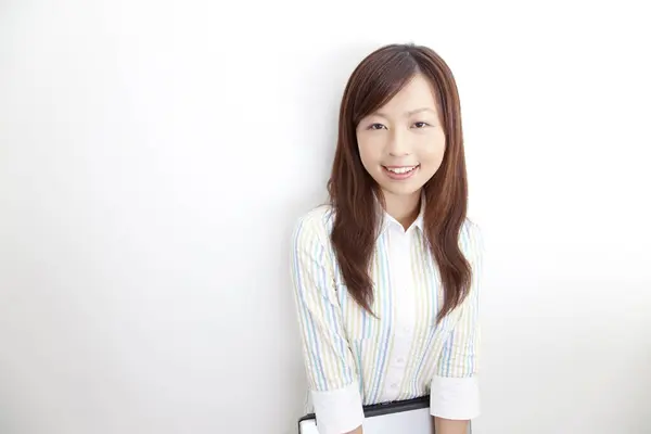 Sorrindo Asiático Jovem Mulher Com Laptop Mãos — Fotografia de Stock
