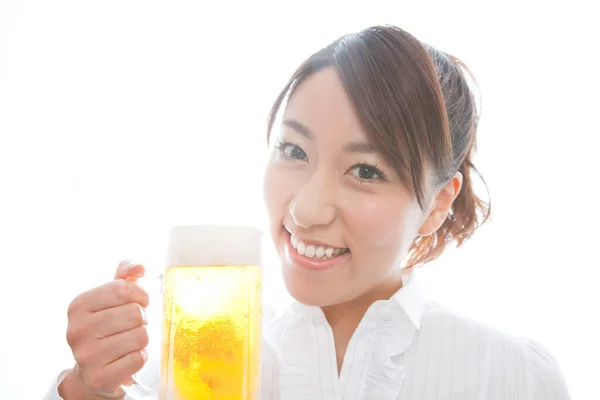 白い背景でビールのグラスを楽しんでいる若いアジアの女性 — ストック写真