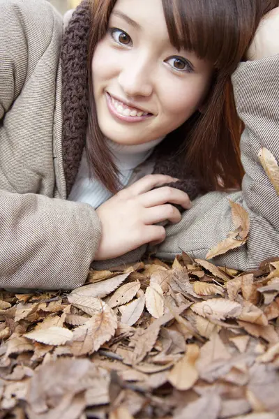 Jeune Belle Asiatique Femme Posant Dans Automne Parc — Photo