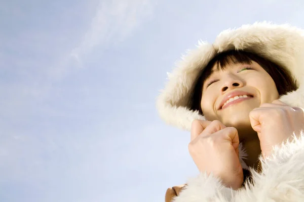 冬のコートを着ている若いアジアの女性 — ストック写真