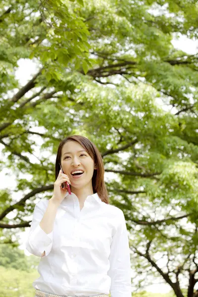 Aziatische Mooie Vrouw Met Mobiele Telefoon Het Park — Stockfoto