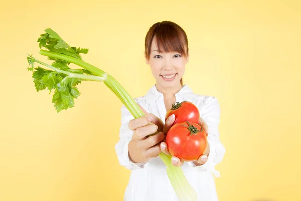 Joven Hermosa Asiático Mujer Mostrando Verduras Aislado Fondo —  Fotos de Stock