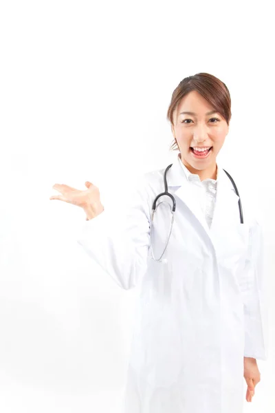 Genç Asyalı Gülümseyen Kadın Doktor — Stok fotoğraf
