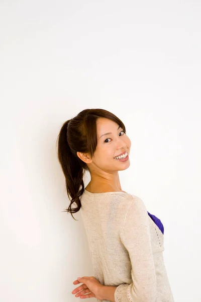 美丽的亚洲年轻女子 面带微笑 — 图库照片