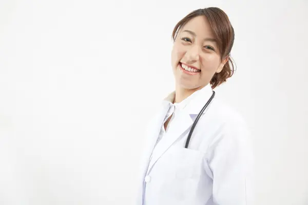 Giovane Asiatica Sorridente Medico Femminile — Foto Stock
