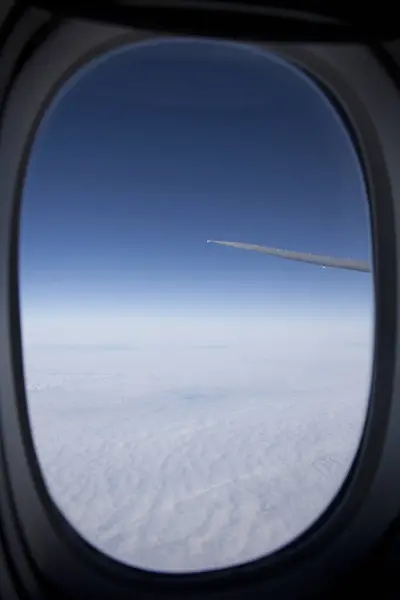 飛行機の翼が空に 窓からの眺め 旅行と冒険のコンセプト — ストック写真