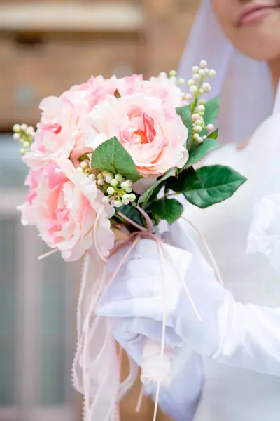 Buquê Casamento Nas Mãos Uma Noiva — Fotografia de Stock