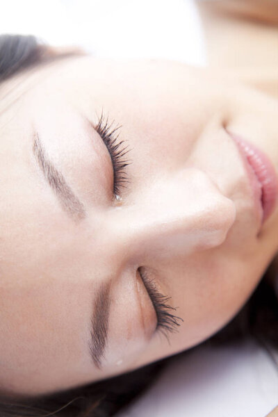 молодая женщина с закрытыми глазами спит 