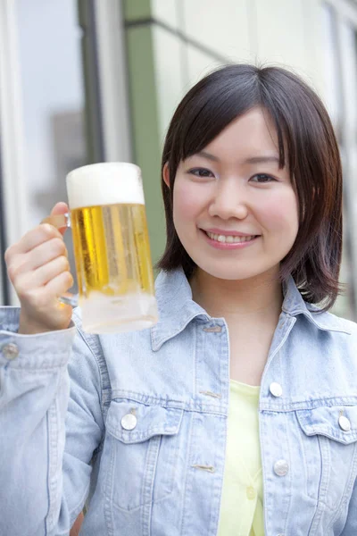 Vrouw Drinkt Bier Bar — Stockfoto
