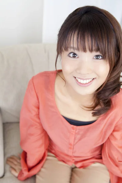 Bela Jovem Mulher Asiática Sentado Sorrindo Para Câmera Casa — Fotografia de Stock