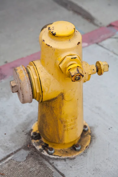 Старый Желтый Пожарный Гидрант Городе — стоковое фото
