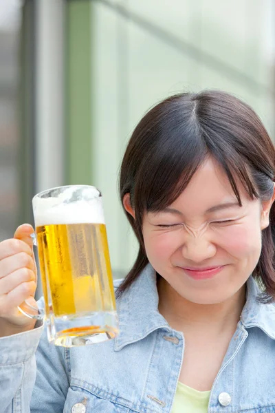 ビールを飲む若い美しいアジアの女性の肖像画 — ストック写真