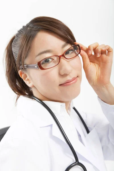 Giovane Medico Donna Con Stetoscopio Sfondo Bianco — Foto Stock