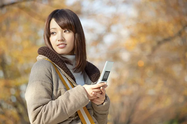 Mujer Asiática Usando Teléfono Móvil —  Fotos de Stock
